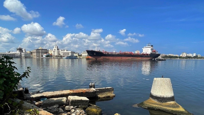 Las dos navieras internacionales que mantienen operaciones con Cuba, la alemana Hapag-Lloyd y la francesa CMA CGM, han dejado de aceptar nuevos pedidos vinculados a la isla (EFE).&nbsp;