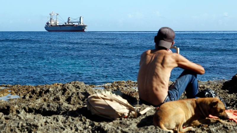 &nbsp; El barco mercante Asian Katra atracó en la bahía de La Habana con ayuda humanitaria procedente de México y Uruguay (EFE)