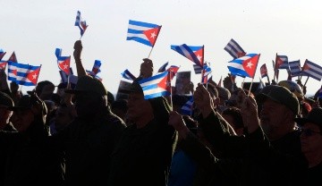 Personas asisten a un evento en apoyo al expresidente de Cuba Raúl Castro este viernes, en La Habana (Cuba).