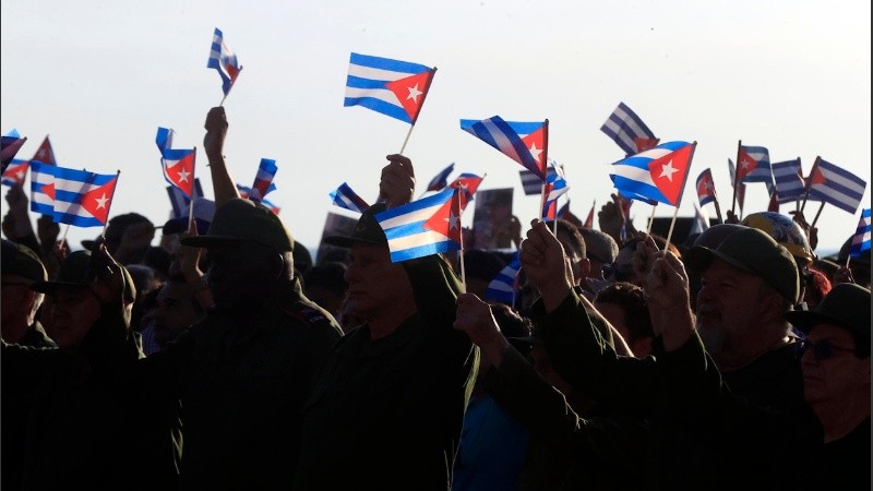 Personas asisten a un evento en apoyo al expresidente de Cuba Raúl Castro este viernes, en La Habana (Cuba).