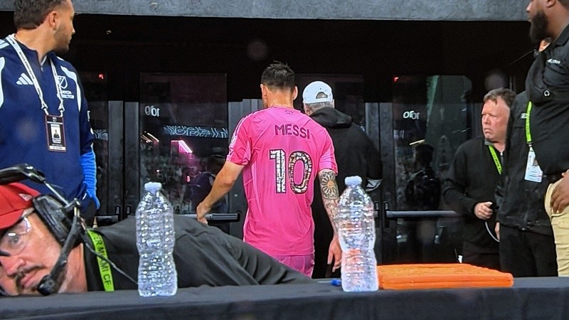 Messi preocupó a todos al irse directo al vestuario. (imagen TV)