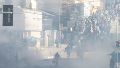 Manifestantes corren durante protestas de este lunes en La Paz. (EFE)