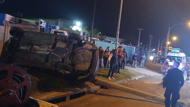 &nbsp;Así quedó el auto volcado. 