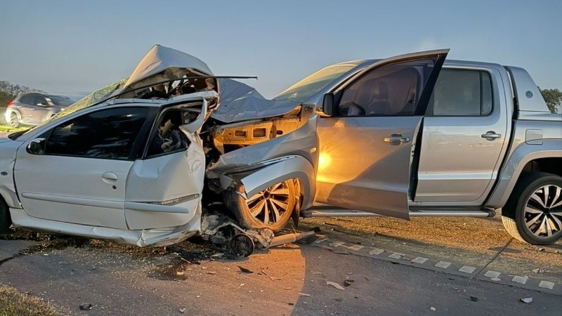 En el impacto murieron cinco integrantes de una familia que viajaban en un Peugeot 207.