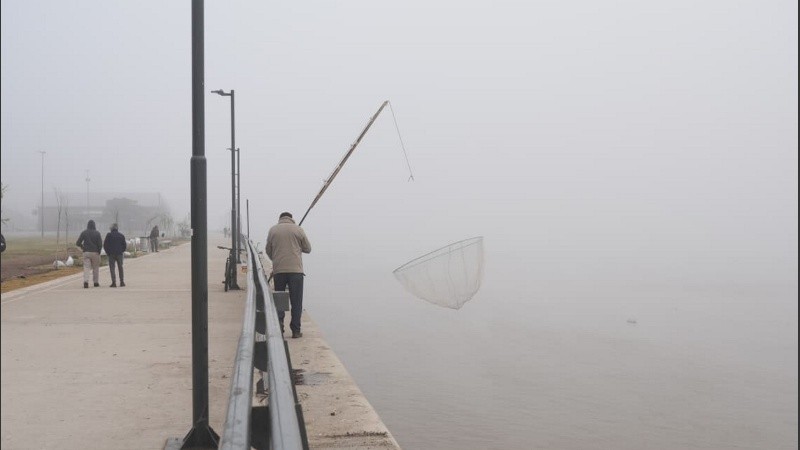 Un pescador se 