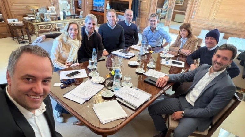 Sonrisas y unidad: Adorni, Karina Milei, Luis Caputo, Santilli, Eduardo y Martín Menem, Patricia Bullrich, Santiago Caputo e Ignacio Devit.