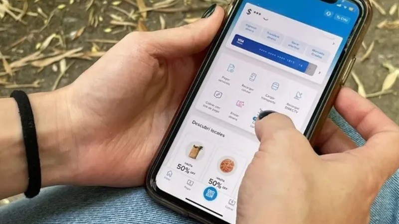 De este modo, si un usuario saca un crédito a través de Mercado Pago y tiene cuenta sueldo en el Banco Nación, la billetera virtual podrá debitar directamente el monto de la cuota desde la cuenta bancaria.