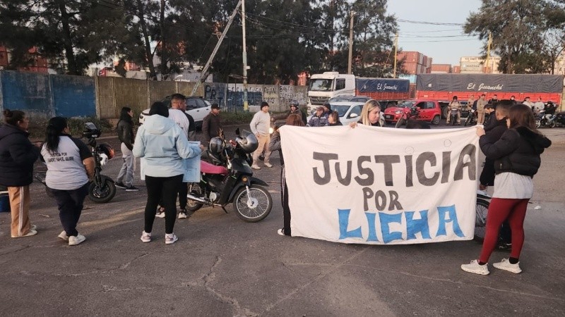 La protesta ocurrió este martes en la puerta del predio, en el acceso sur y Ayolas (Rosario3).