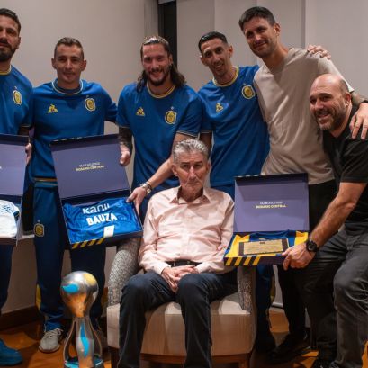 Broun, Ruben, Ledesma, Di María y Belloso, junto al Patón y su hijo (Rosario Central)