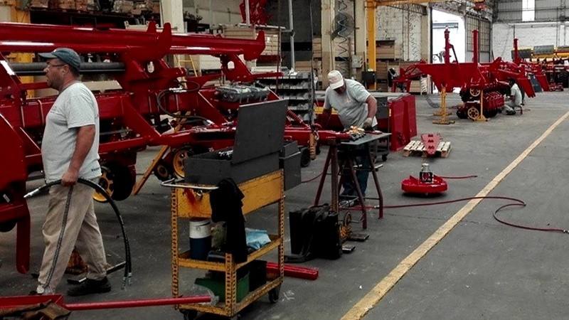 La industria manufacturera cayó 2,0% y el comercio retrocedió 2,4%.