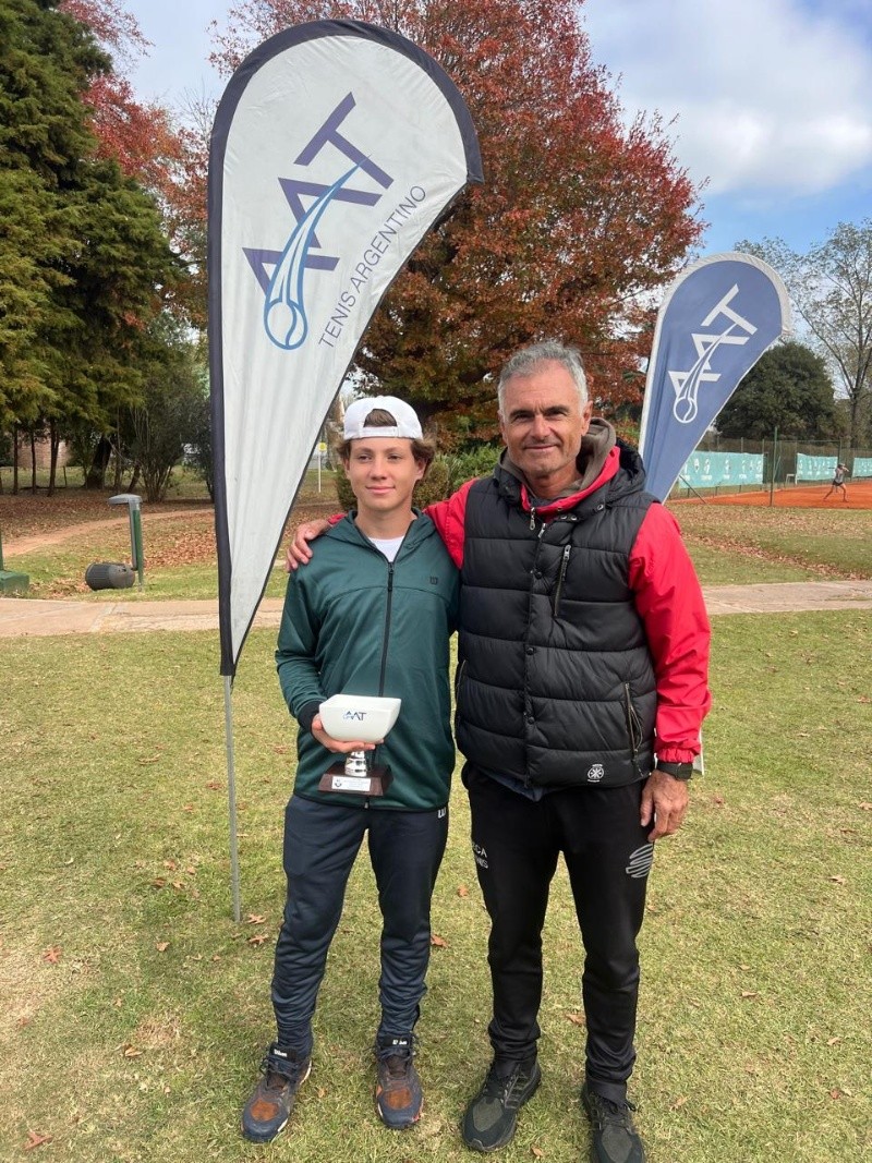 &nbsp;Manu con su entrenador Cristian. 