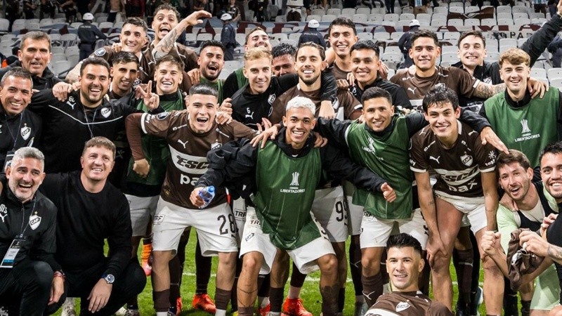 Platense le ganó 2-0 a Corinthians de Brasil.