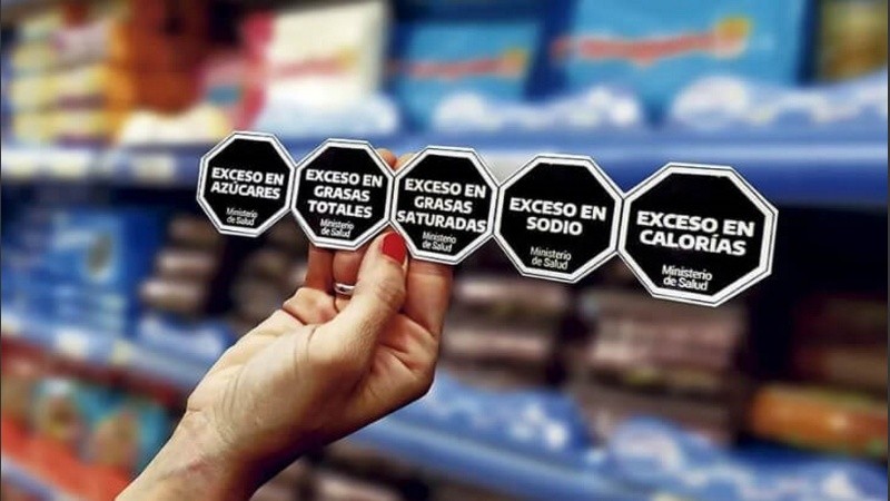 Octógonos negros en los envases para advertir sobre el exceso de azúcares, sodio, grasas y calorías, entre otros ítems.