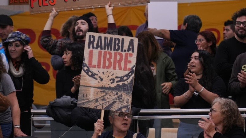 Hubo manifestantes en las gradas del Concejo este jueves