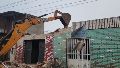Una topadora tiró abajo la vivienda que había caído en manos de usurpadores.