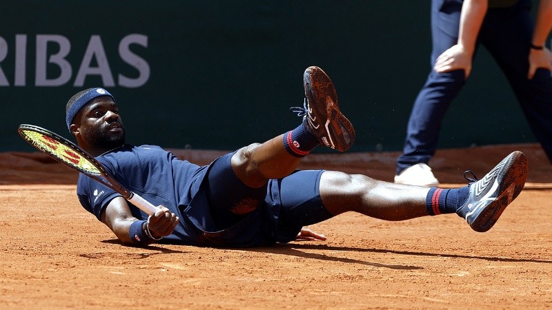 Paris (France), 28/05/2026.- Frances Tiafoe of the United States falls during his Men's 2nd round match against Hubert Hurkacz of Poland at the French Open Grand Slam tennis tournament at Roland Garros in Paris, France, 28 May 2026. (Tenis, Abierto, Francia, Polonia, Estados Unidos) EFE/EPA/YOAN VALAT