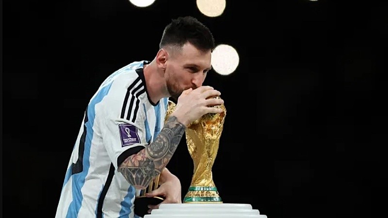 Leo conquistó finalmente la Copa en Qatar y sueña con volver a levantarla. (archivo EFE)