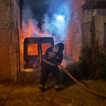 Zapadores trabajando en apagar la Fiorini incendiada.