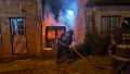 Zapadores trabajando en apagar la Fiorini incendiada.
