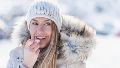 Buscar fórmulas con ingredientes hidratantes y reparadores es clave para atravesar el invierno sin labios partidos.