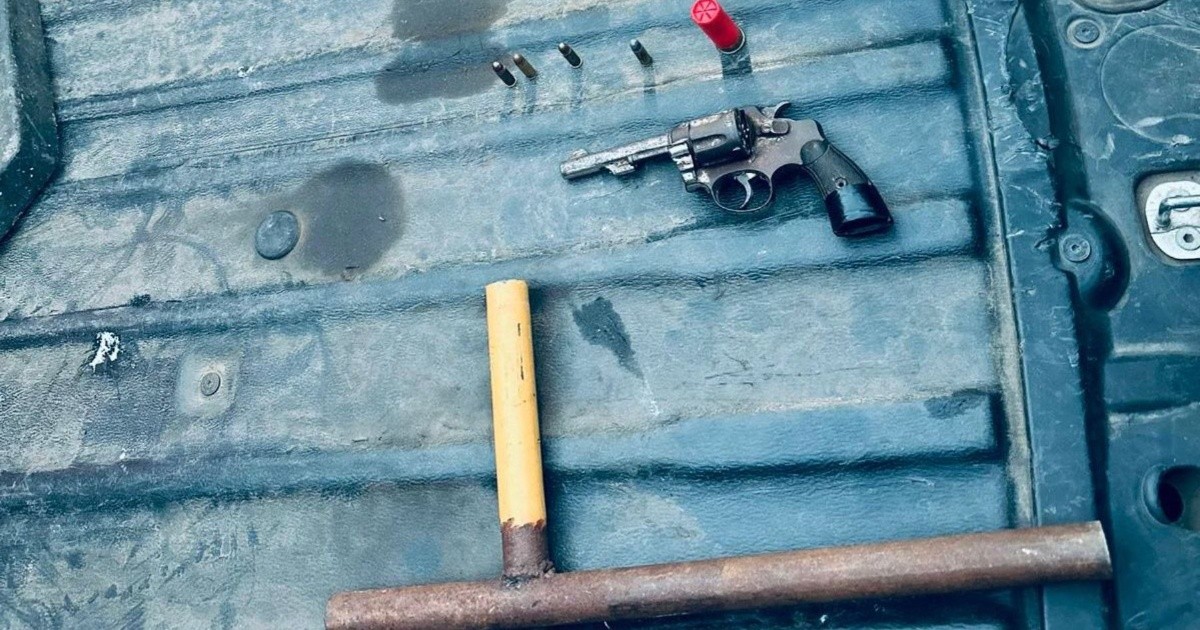 Armas secuestradas durante un operativo policial en barrio Gráfico