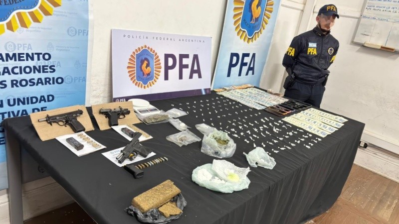 Además de dosis de cocaína, la PFA incautó armas.