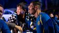 Di María posa con los chicos canallas que lo esperaban (rosariocentral).