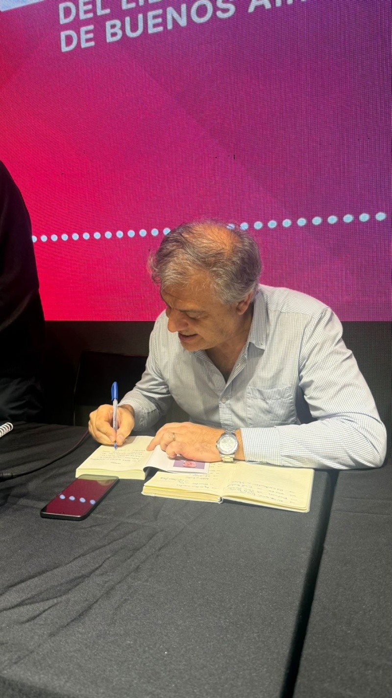 El autor firmando libros en la presentación&nbsp;