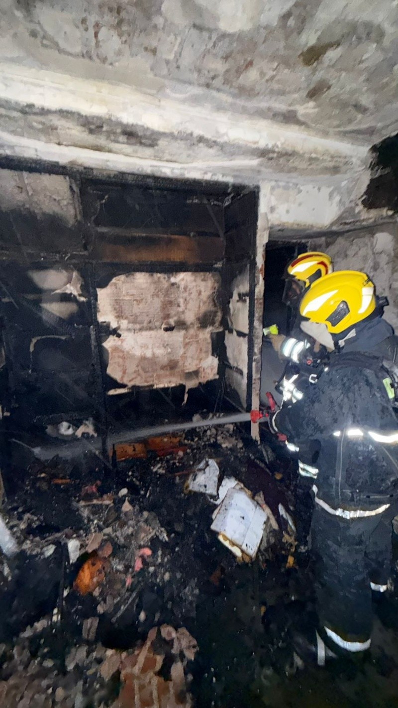 El rápido accionar de bomberos evitó que un incendio en un pasillo del centro se propagara a más viviendas.