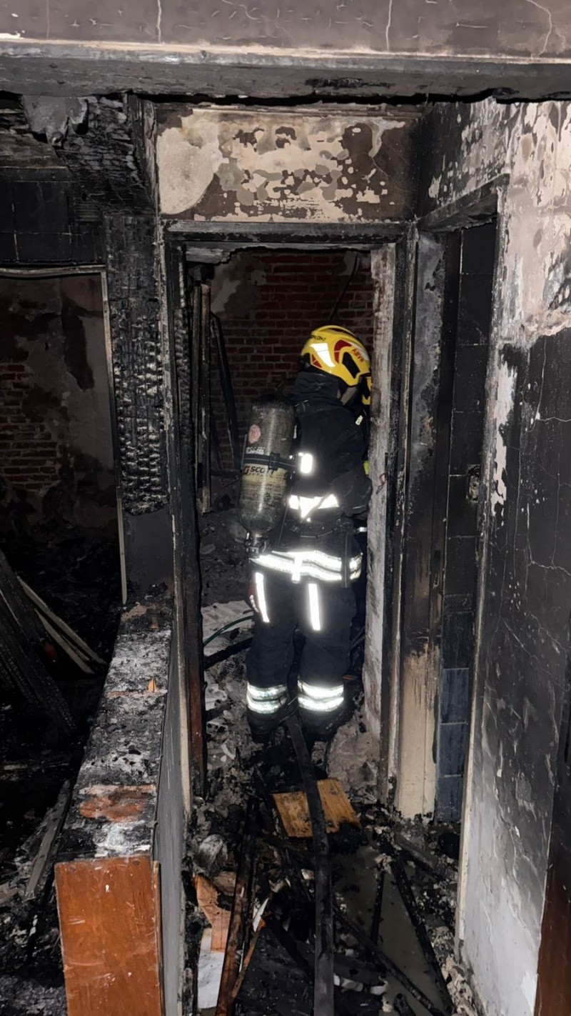 El rápido accionar de bomberos evitó que un incendio en un pasillo del centro se propagara a más viviendas.&nbsp;
