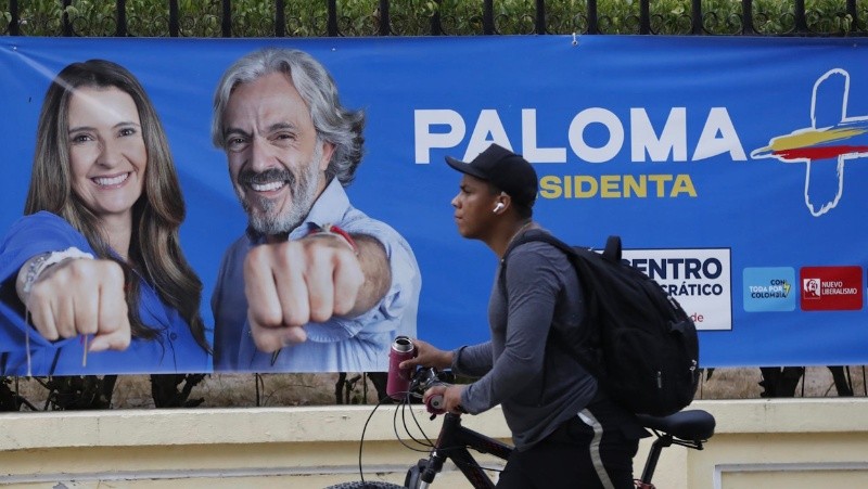 &nbsp;Una persona camina frente a un cartel de la candidata a la Presidencia de Colombia Paloma Valencia, este sábado en Barranquilla (Colombia).(EFE)