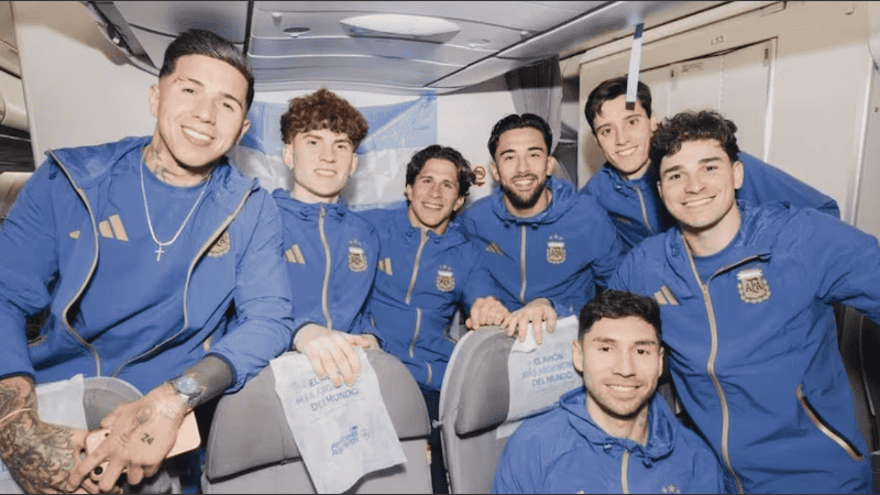 El vuelo AR 1978 de Aerolíneas Argentinas despegó desde el predio Lionel Messi, en Ezeiza, a las 2.16 de la madrugada, luego de una demora superior a las dos horas.