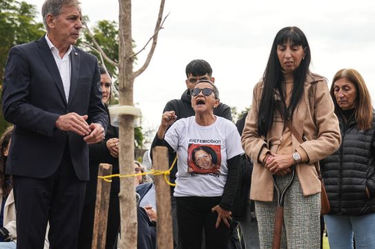Familiares de Vanesa Celma en el memorial.
