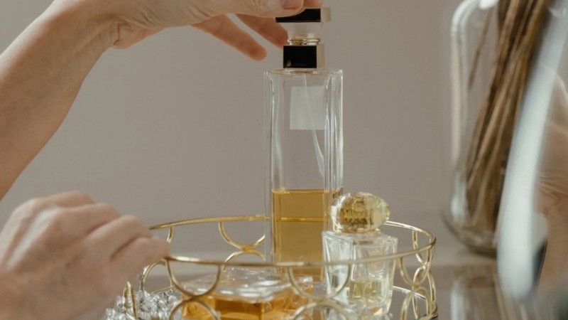 El auge del layering tiene menos que ver con seguir tendencias y más con recuperar la libertad de usar los perfumes de manera intuitiva.