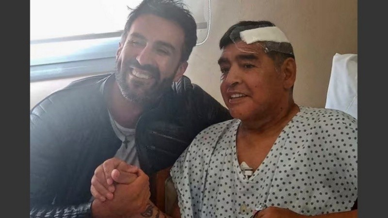 Diego junto al neurocirujano Leopoldo Luque, luego su última cirugía.