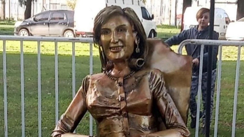 La escultura de Melero en homenaje a Mitha Legrand en Villa Cañas.&nbsp;