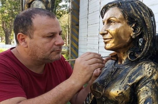 Melero en plena obra de la escultura de Mirtha Legrand.