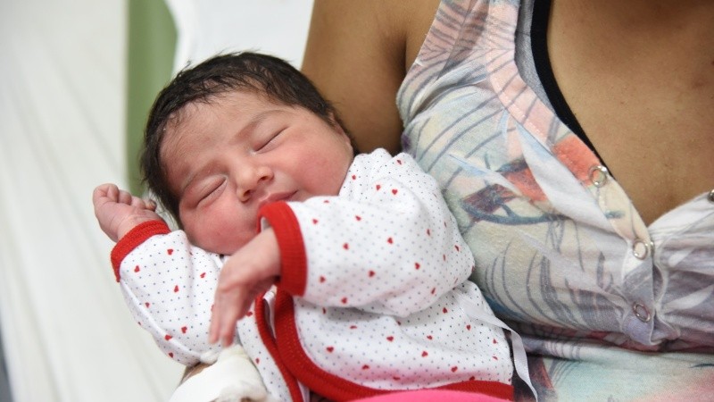El libro será entregado a todos los niños y niñas de la ciudad, independientemente de que nazcan en una maternidad pública o privada.