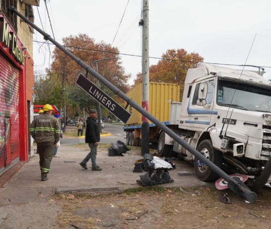El camión subió a la vereda y derribó todo a su paso (Foto: Alan Monzón/Rosario3)