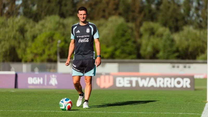 Lionel Scaloni paró el primer once de cara al amistoso frente a Horundas.