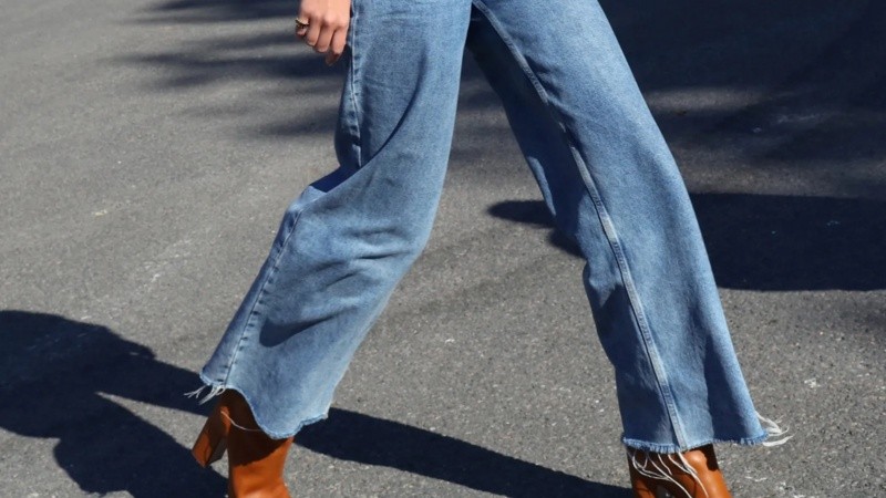 El volumen relajado del denim y la estructura firme del calzado crean un equilibrio visual que funciona en casi cualquier ocasión.