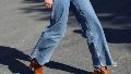 El volumen relajado del denim y la estructura firme del calzado crean un equilibrio visual que funciona en casi cualquier ocasión.