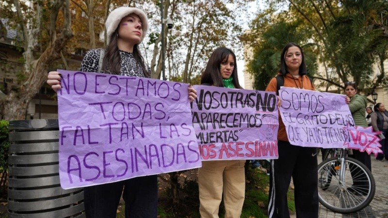 Las calles del centro de Rosario se colmaron este miércoles de mujeres que marcharon bajo el lema Ni Una Menos.