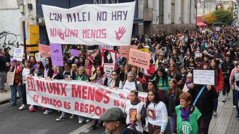 Las calles del centro de Rosario se colmaron este miércoles de mujeres que marcharon bajo el lema Ni Una Menos.