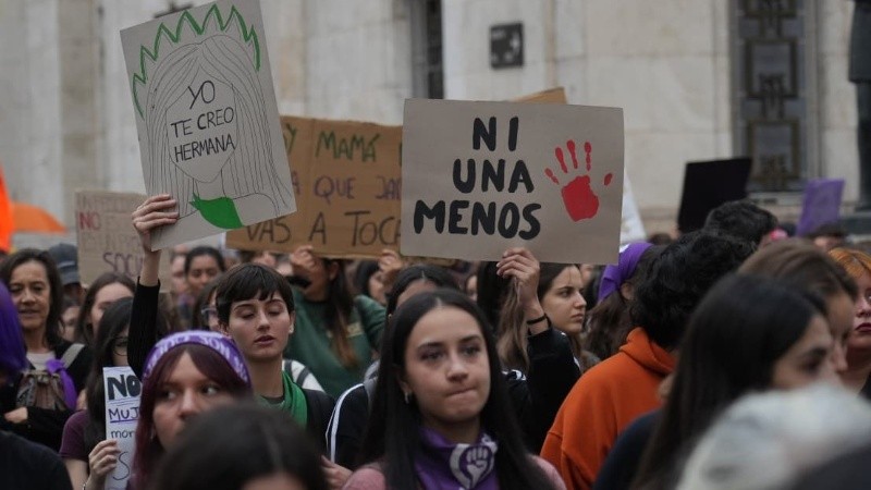 Las calles del centro de Rosario se colmaron este miércoles de mujeres que marcharon bajo el lema Ni Una Menos.