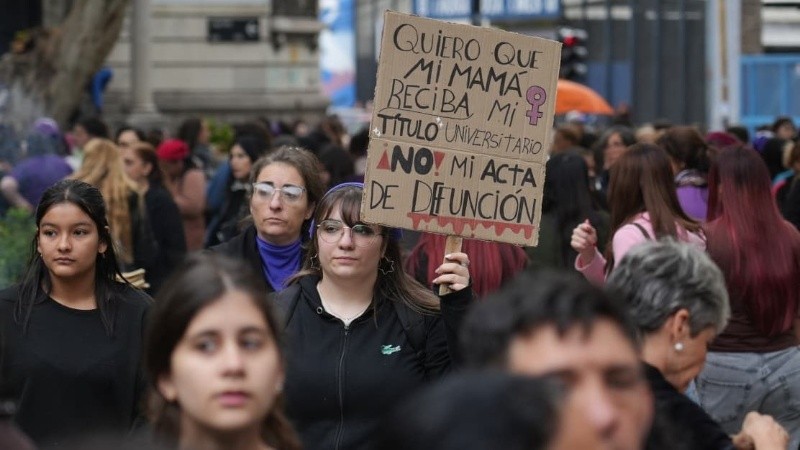 Las calles del centro de Rosario se colmaron este miércoles de mujeres que marcharon bajo el lema Ni Una Menos.