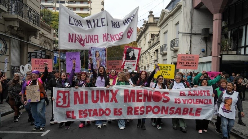Las calles del centro de Rosario se colmaron este miércoles de mujeres que marcharon bajo el lema Ni Una Menos.