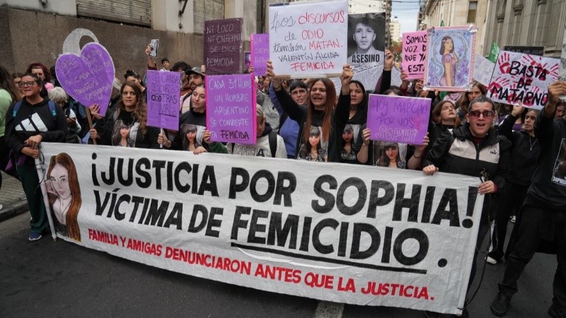 Las calles del centro de Rosario se colmaron este miércoles de mujeres que marcharon bajo el lema Ni Una Menos.