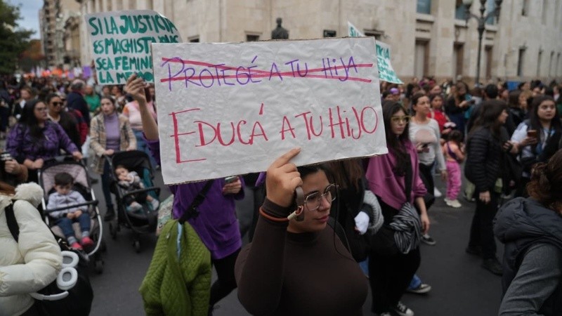 Las calles del centro de Rosario se colmaron este miércoles de mujeres que marcharon bajo el lema Ni Una Menos.