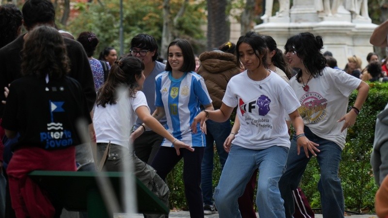 &nbsp;Adolescentes bailan en la previa a la marcha. (Alan Monzón/Rosario3)